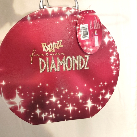 Rare Bratz Forever Diamondz Carrying Case Size Round 11 x 12 NWT - Picture 8 of 12